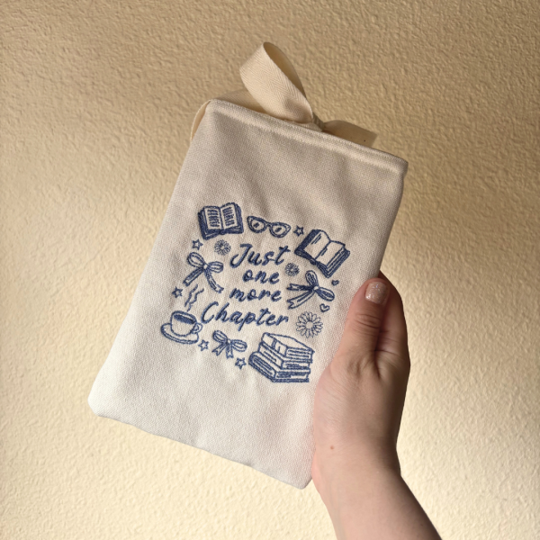 Sobre para kindle bordado "one more chapter"