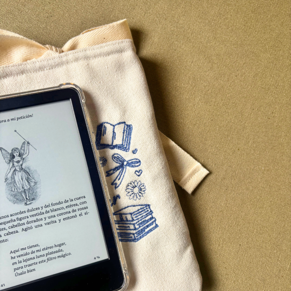 Sobre para kindle bordado "one more chapter"