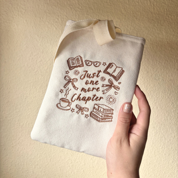 Sobre para kindle bordado "one more chapter"