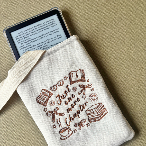 Sobre para kindle bordado "one more chapter"