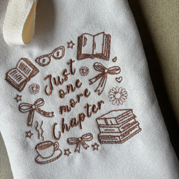 Sobre para kindle bordado "one more chapter"