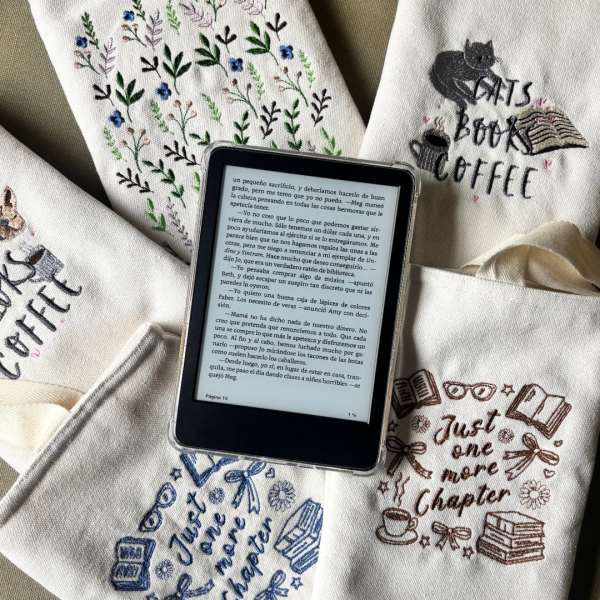 Sobre para kindle bordado "one more chapter"