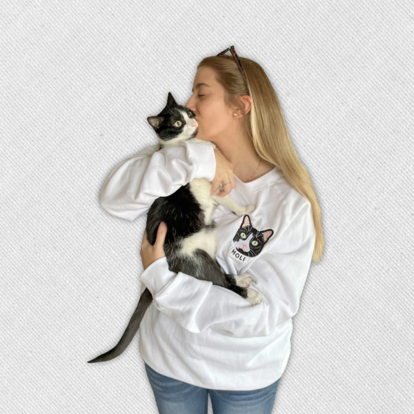 Buzo con mascota bordada