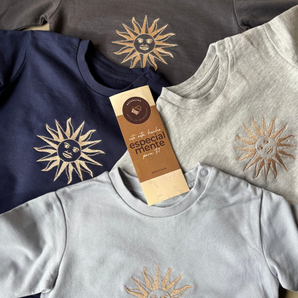 Buzo de bebé con sol uruguayo bordado