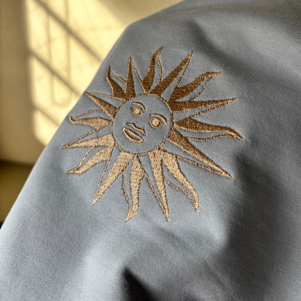 Buzo de bebé con sol uruguayo bordado