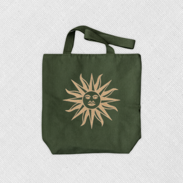 Tote bag verde con sol uruguayo bordado