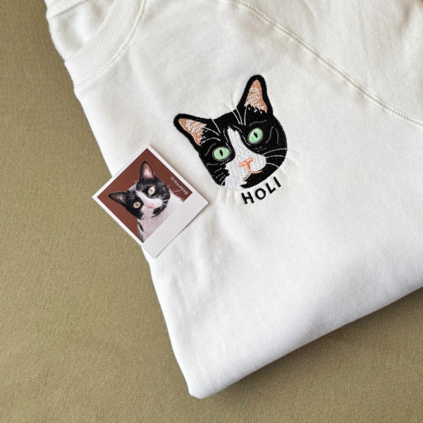 Buzo con mascota bordada