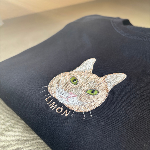 Buzo con mascota bordada