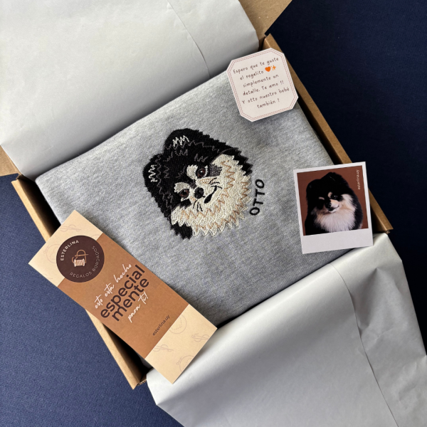 Buzo con mascota bordada