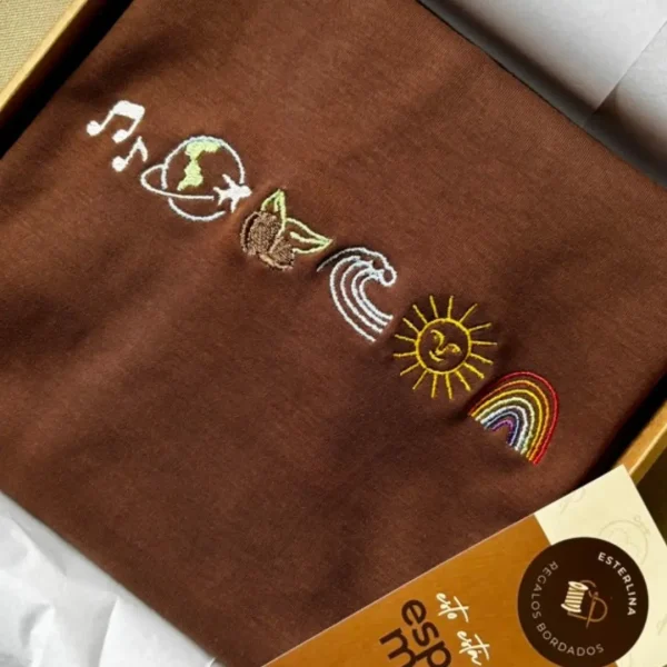 Remera con símbolos lineales