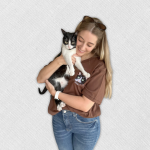 Remera con mascota bordada