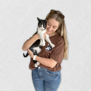 Remera con mascota bordada