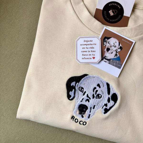 Remera con mascota bordada
