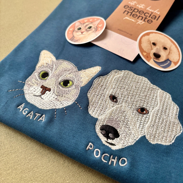Remera con mascota bordada