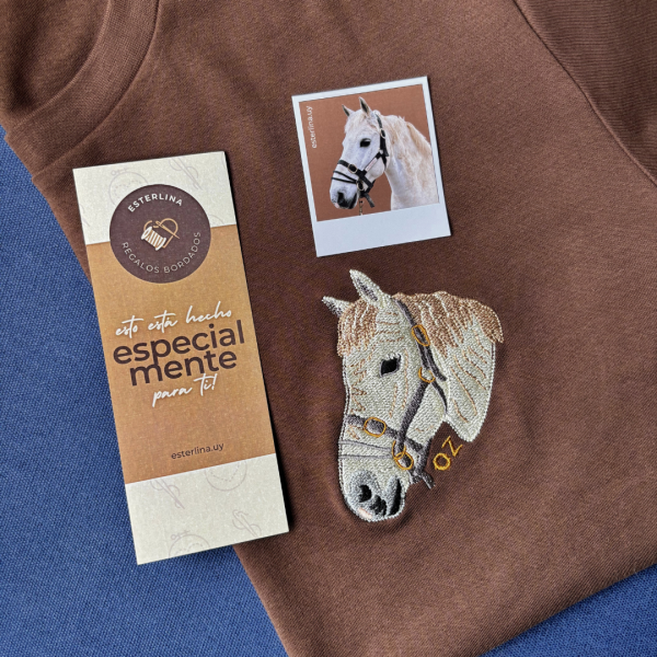 Remera con mascota bordada