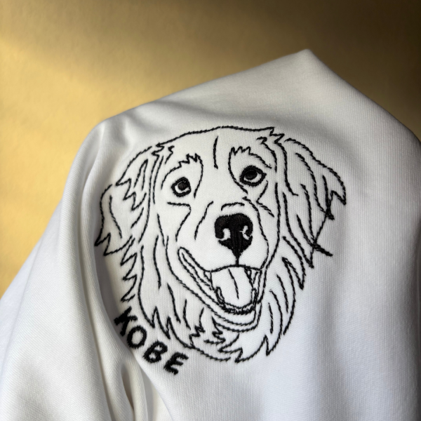 Remera con mascota bordada