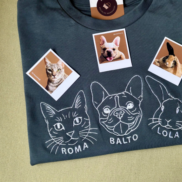 Remera con mascota bordada