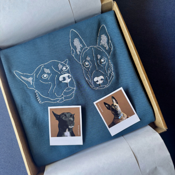 Remera con mascota bordada