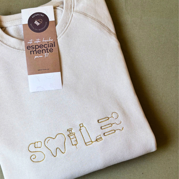 Buzo con símbolos lineales