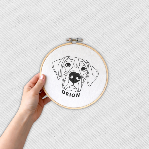 Bastidor con mascota bordada