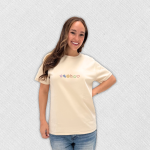 Remera con símbolos lineales