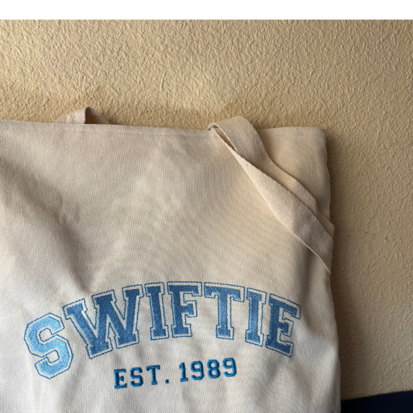 Bordado "Swiftie est. 1989"