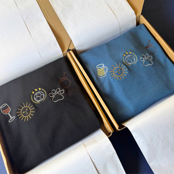 Buzo con símbolos lineales