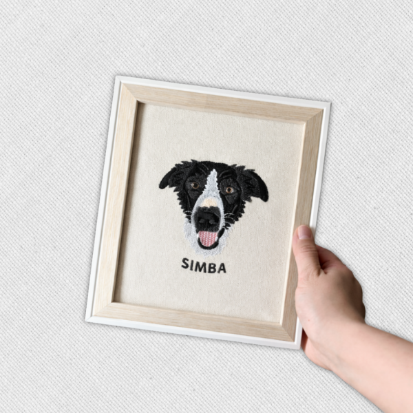Cuadro con mascota bordada