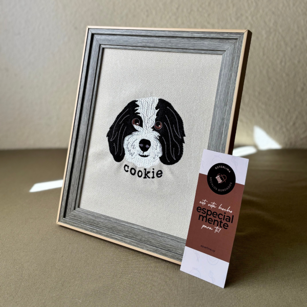 Cuadro con mascota bordada