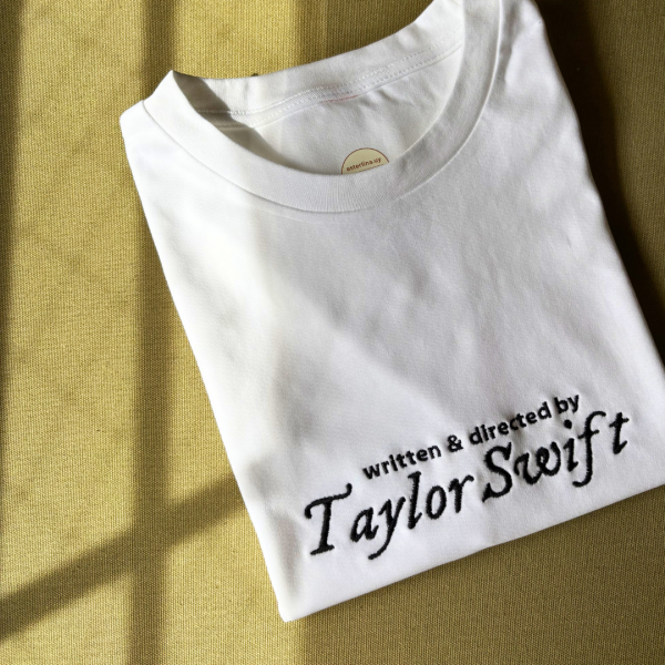 Bordado "written & directed by Taylor Swift"