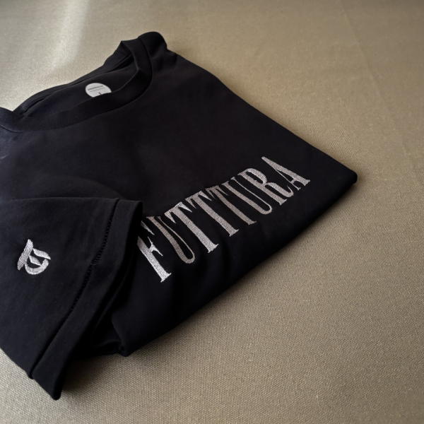 Remera con bordado "Tini FUTTTURA"