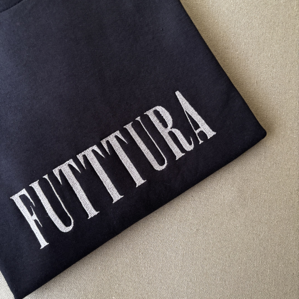 Remera con bordado "Tini FUTTTURA"