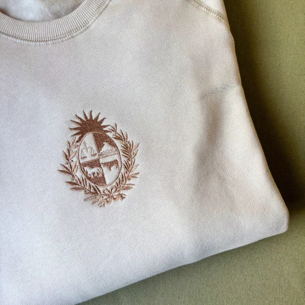 Buzo con bordado "Escudo Nacional" en dorado