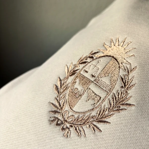 Buzo con bordado "Escudo Nacional" en dorado