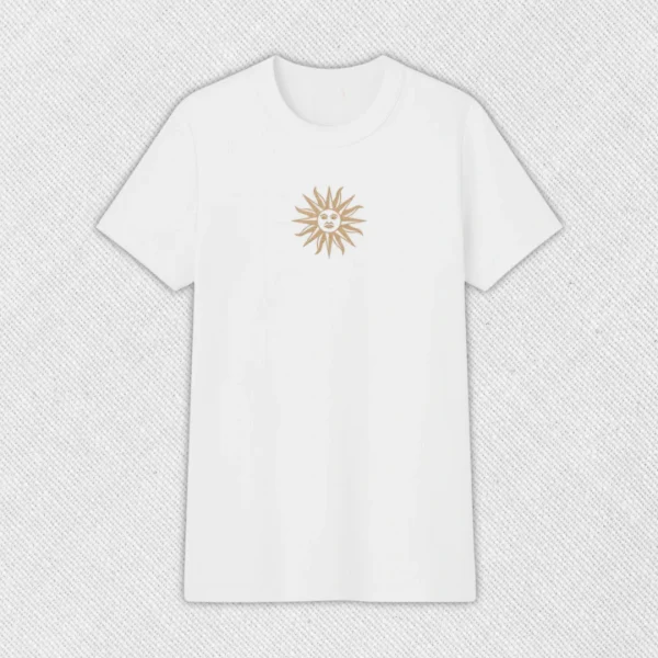 Remera básica con bordado "Sol uruguayo" en dorado