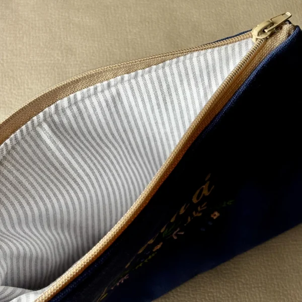 Neceser azul con bordado "Mamá"