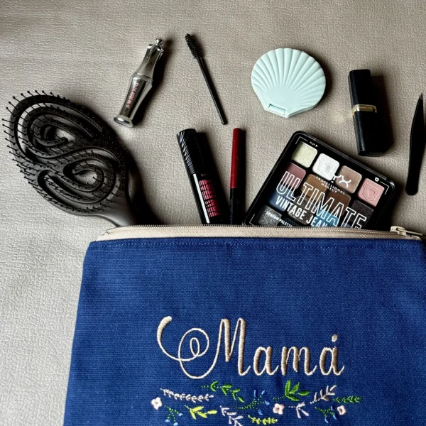 Neceser azul con bordado "Mamá"