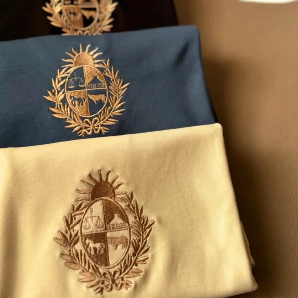 Remera básica con bordado "Escudo Nacional"