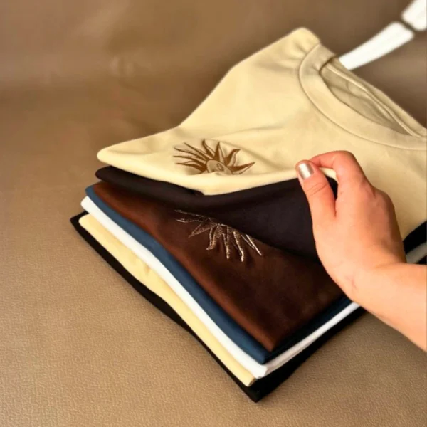 Remera básica con bordado "Sol uruguayo" en dorado