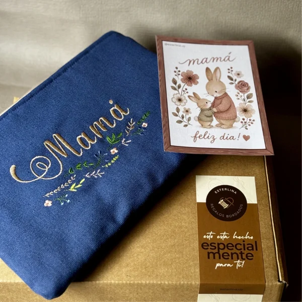 Neceser azul con bordado "Mamá"