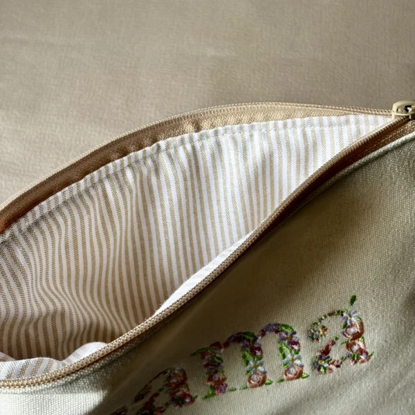 Neceser beige con bordado "Mamá"