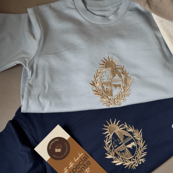 Buzo de bebé con bordado "Escudo Nacional"