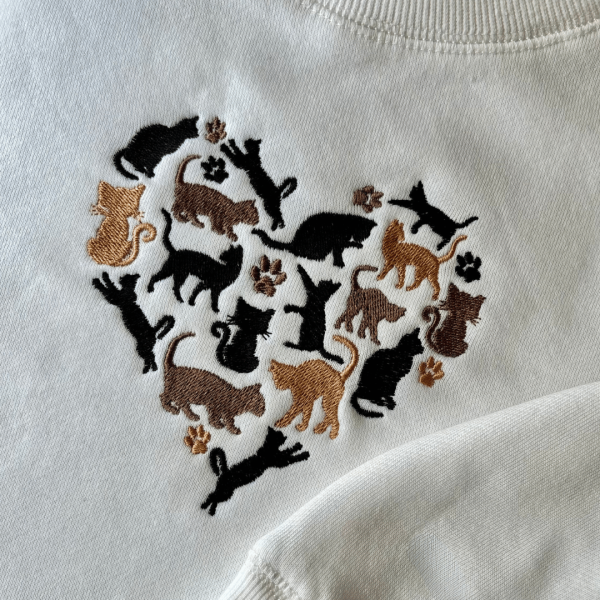Bordado "Corazón de gatitos"