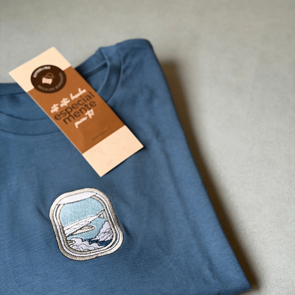Remera básica con bordado "Ventana de avión"