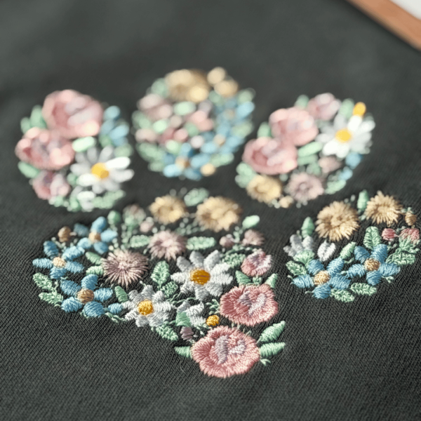 Remera básica con bordado "Huella floral"