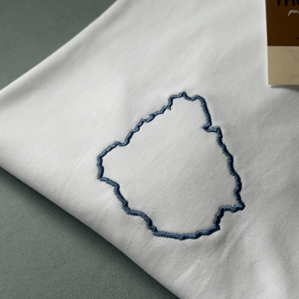 Remera básica con bordado "Contorno Uruguay"