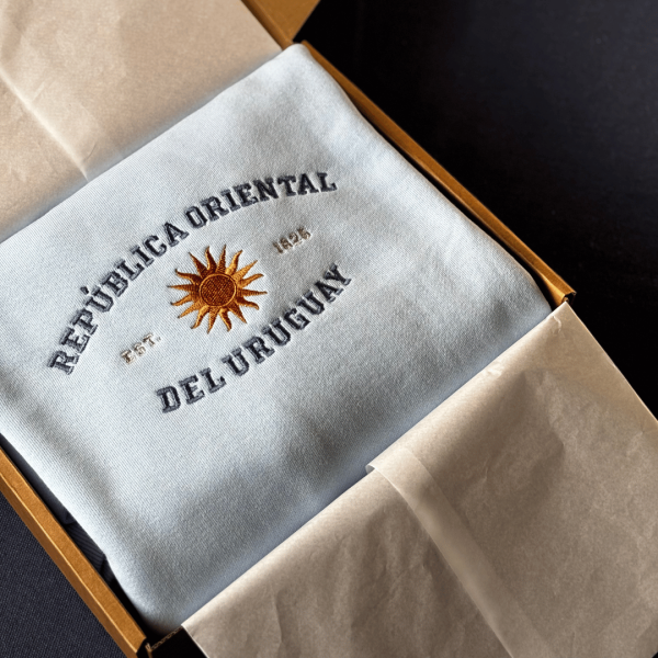 Buzo con bordado «República Oriental del Uruguay»