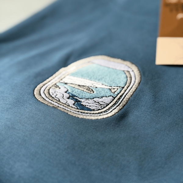 Remera básica con bordado "Ventana de avión"