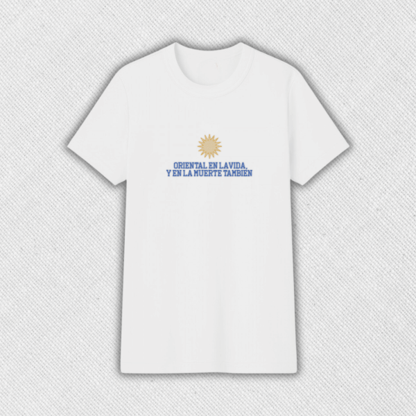 Remera básica con bordado "Oriental en la vida"