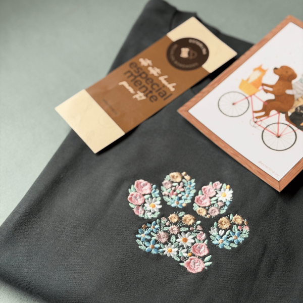 Remera básica con bordado "Huella floral"